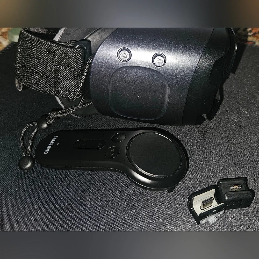 Samsung Gear VR Headset with Controller